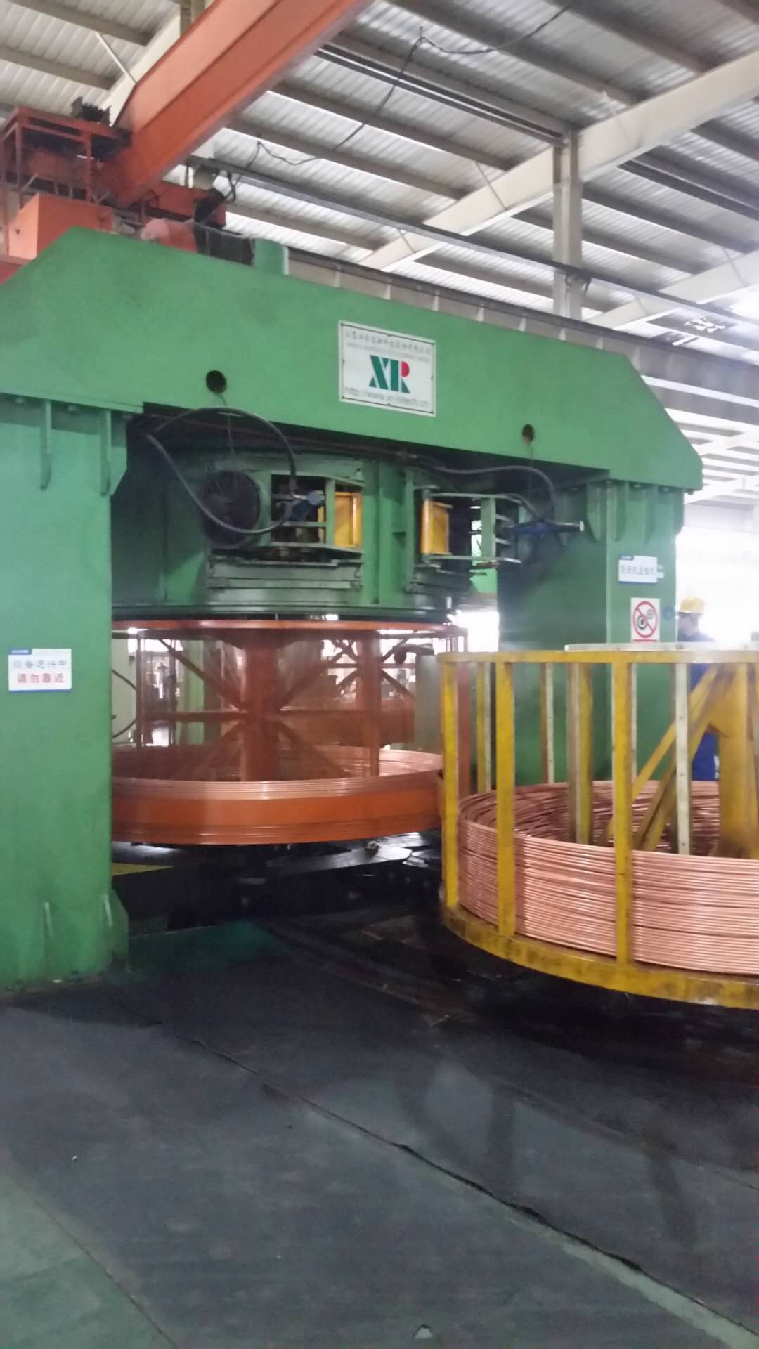 铜管生产现场-倒立式盘拉机